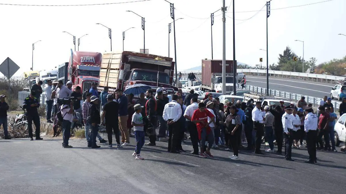 Bloquearon el Periférico Ecológico a la altura de Clavijero